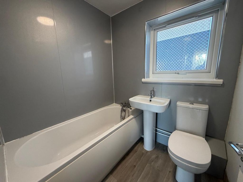 Property photo 3 of 17 Bathroom