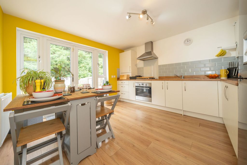 Property photo 3 of 34 Kitchen