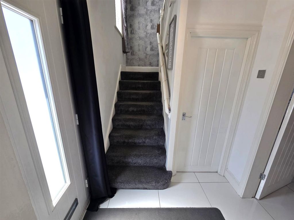 Property photo 2 of 17 Hallway.Jpeg