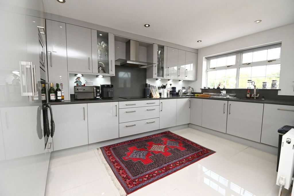Property photo 3 of 28