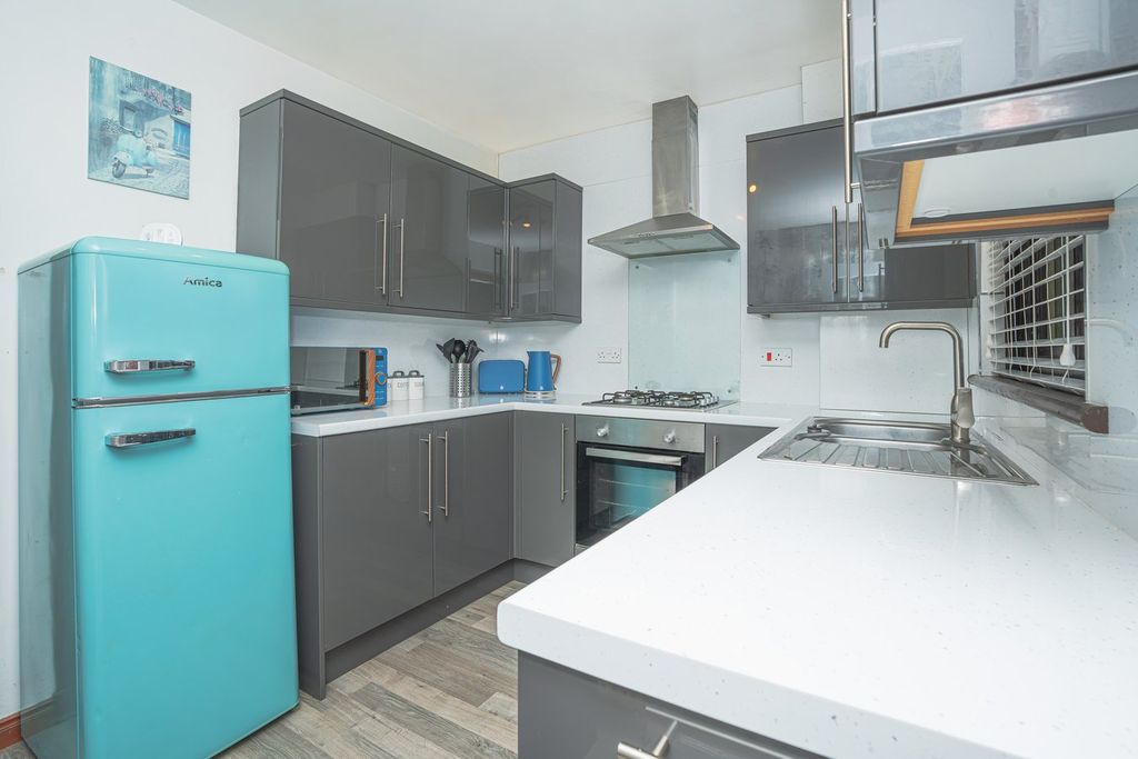 Property photo 3 of 27