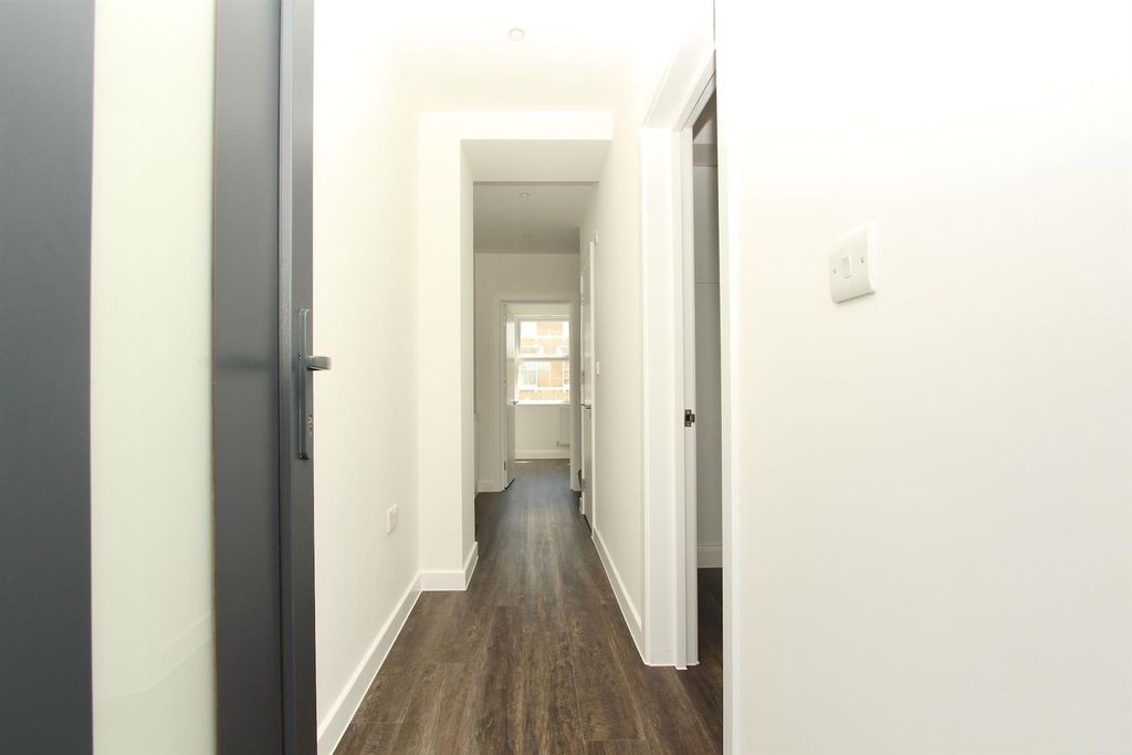 Property photo 2 of 24 Stoke Newington High Street, N16