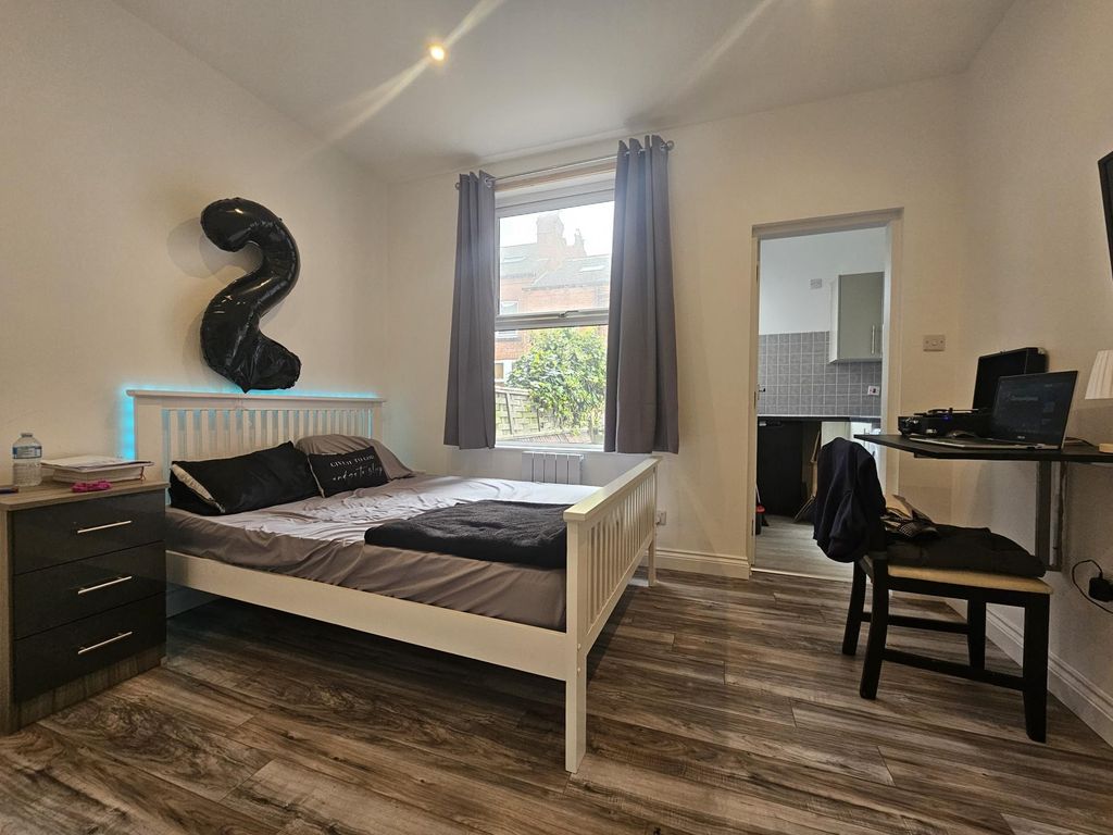 Property photo 1 of 6 A Bright And Tidy Double Bedroom Featuring A White...