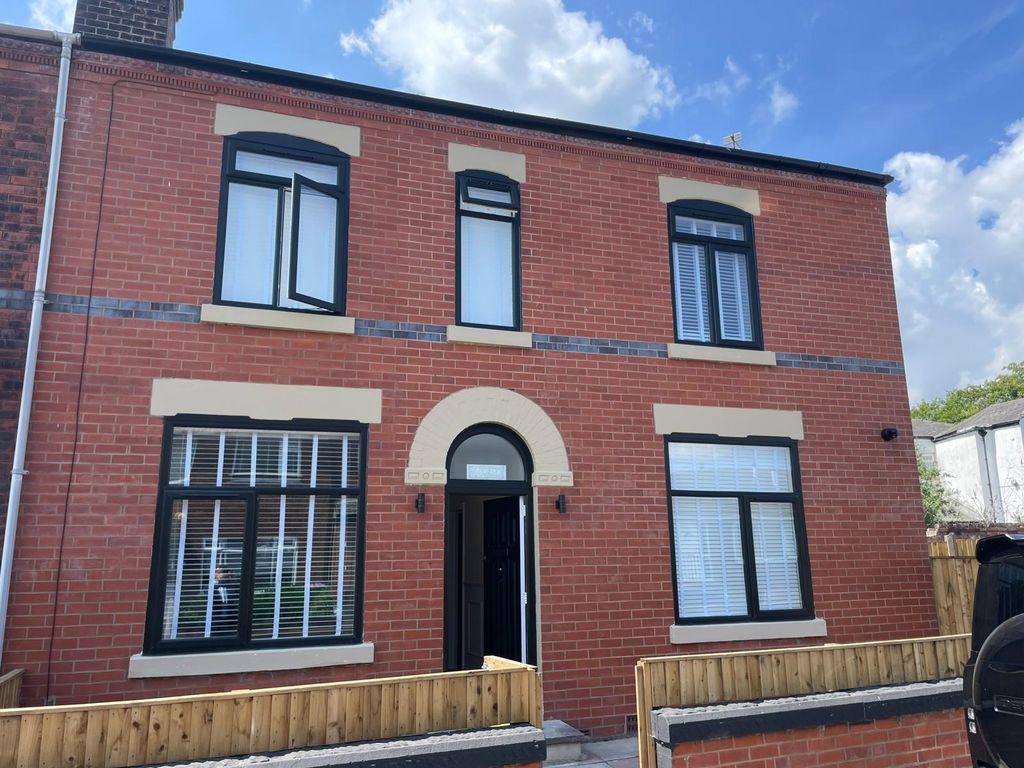 Property photo 1 of 8 64 Arthur St Exterior