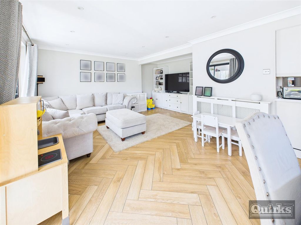 Property photo 3 of 18 Cam02342G0-Pr0095-Still008.Jpg