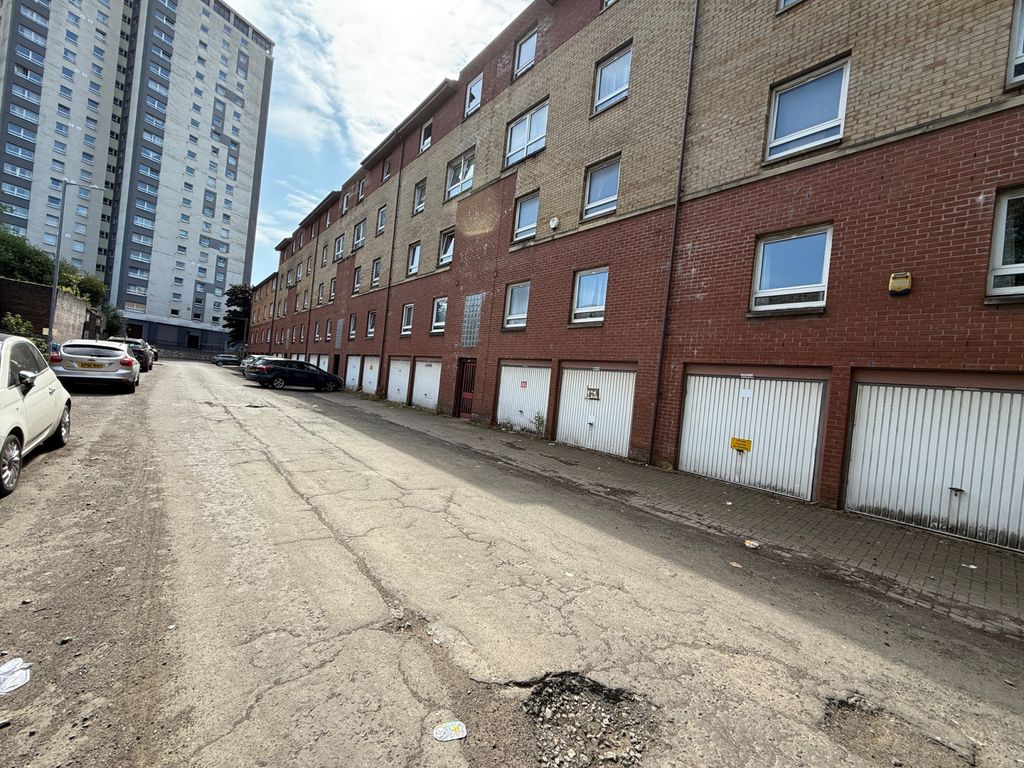 Property photo 1 of 11 1/2, 65 Curle Street, G14 0Se
