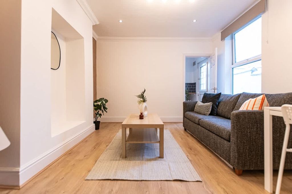 Property photo 1 of 17 Living Room