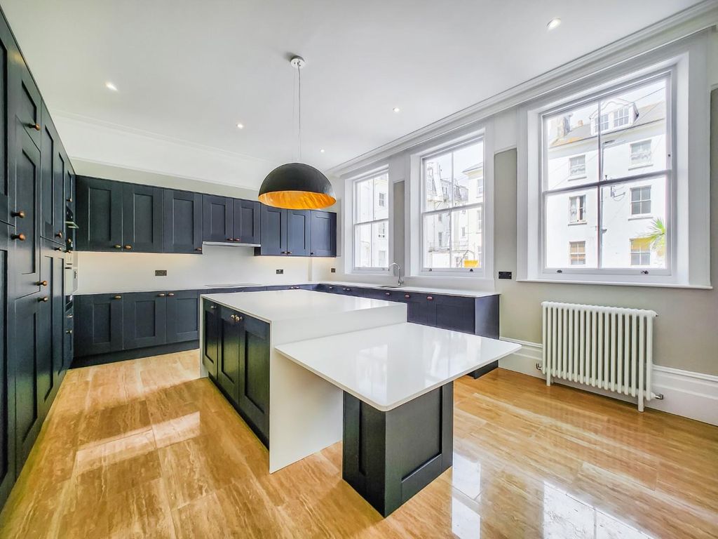 Property photo 2 of 9 Show Flat