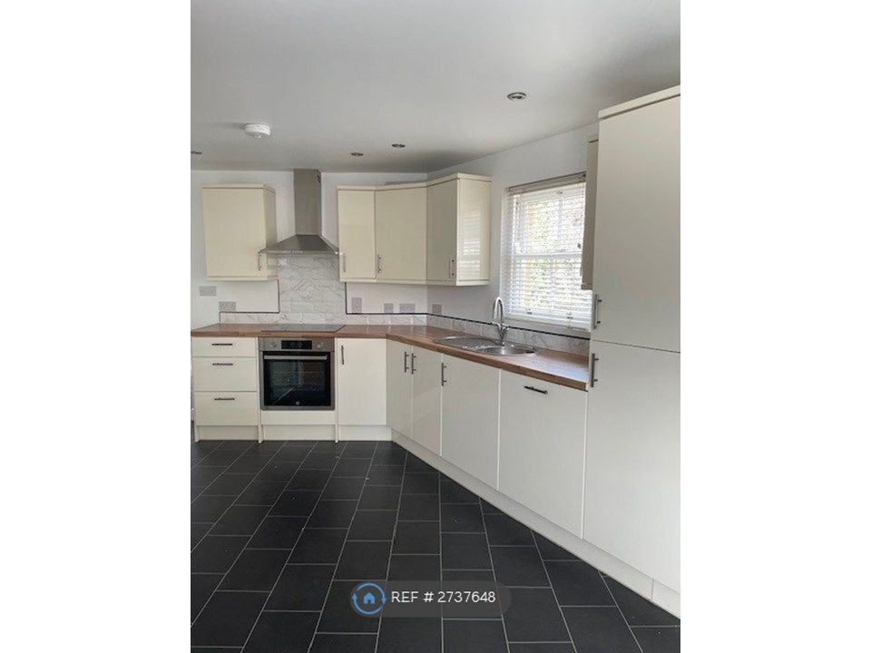 Property photo 3 of 10 Kitchen