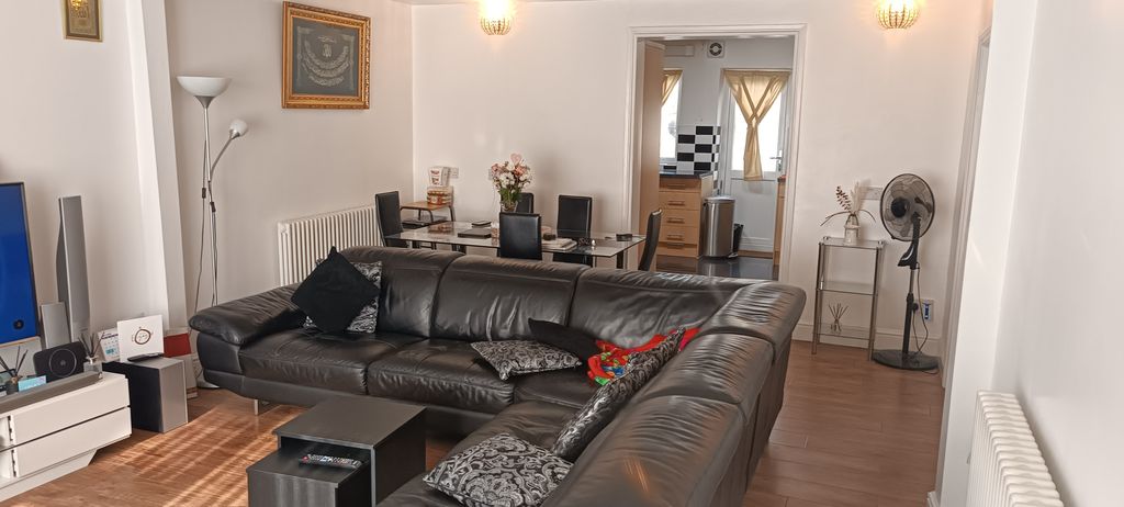 Property photo 1 of 15 Livingroom