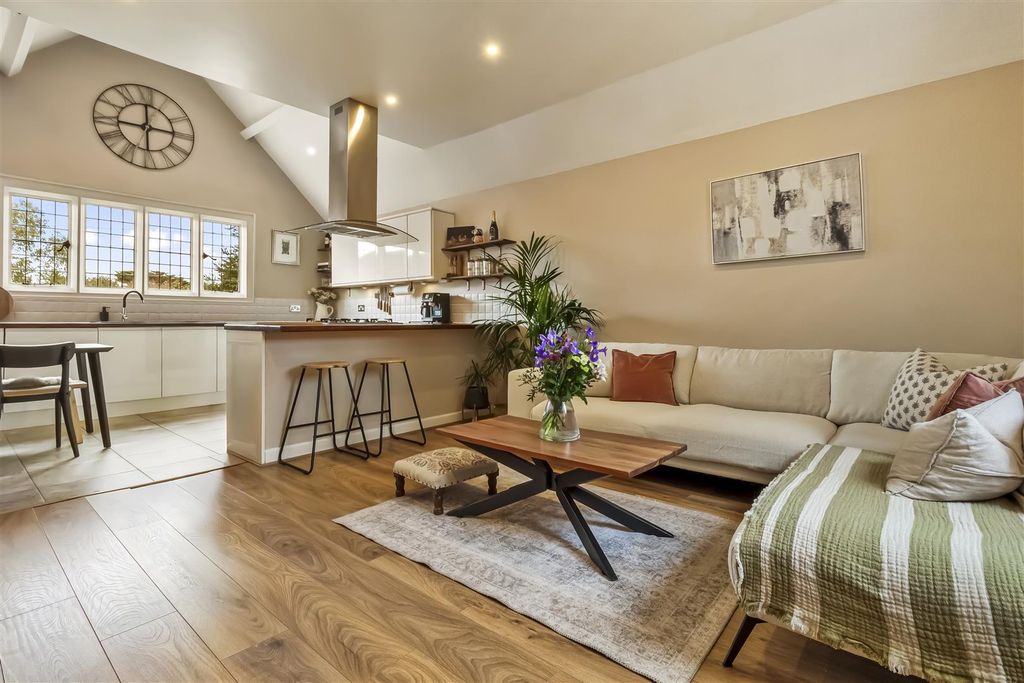 Property photo 2 of 20 4, 14 Bulkington Ave-001.Jpg