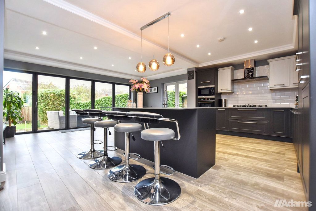 Property photo 2 of 31