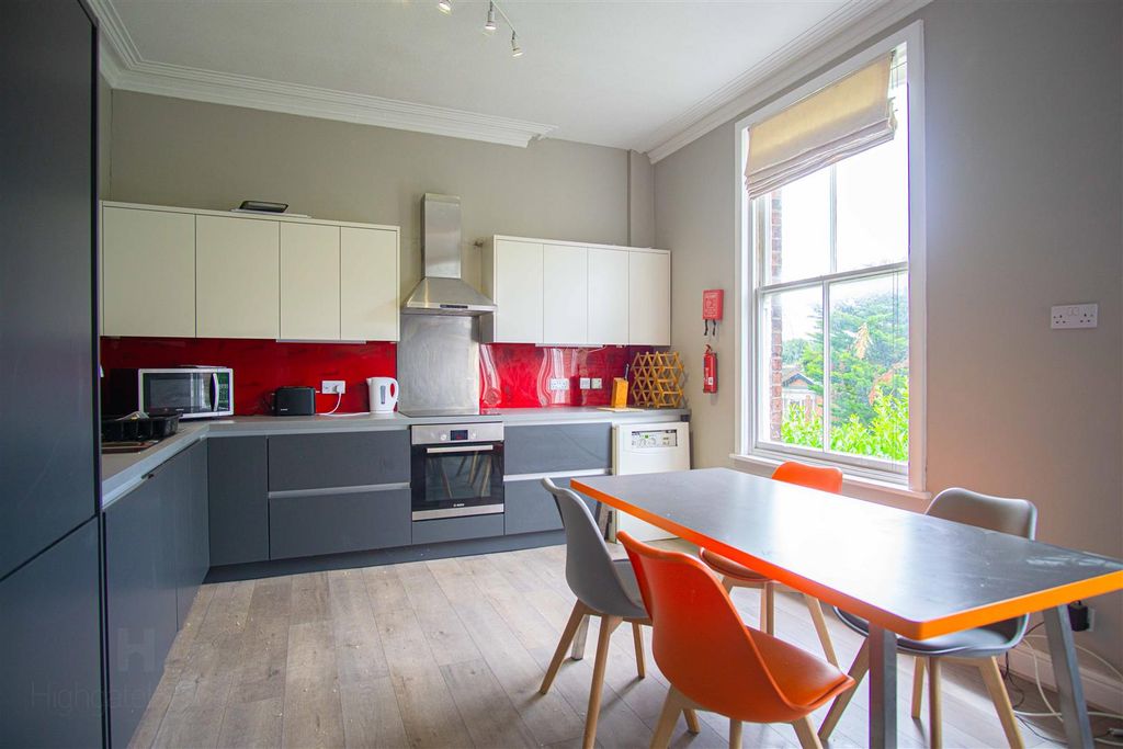 Property photo 2 of 7 Kitchen