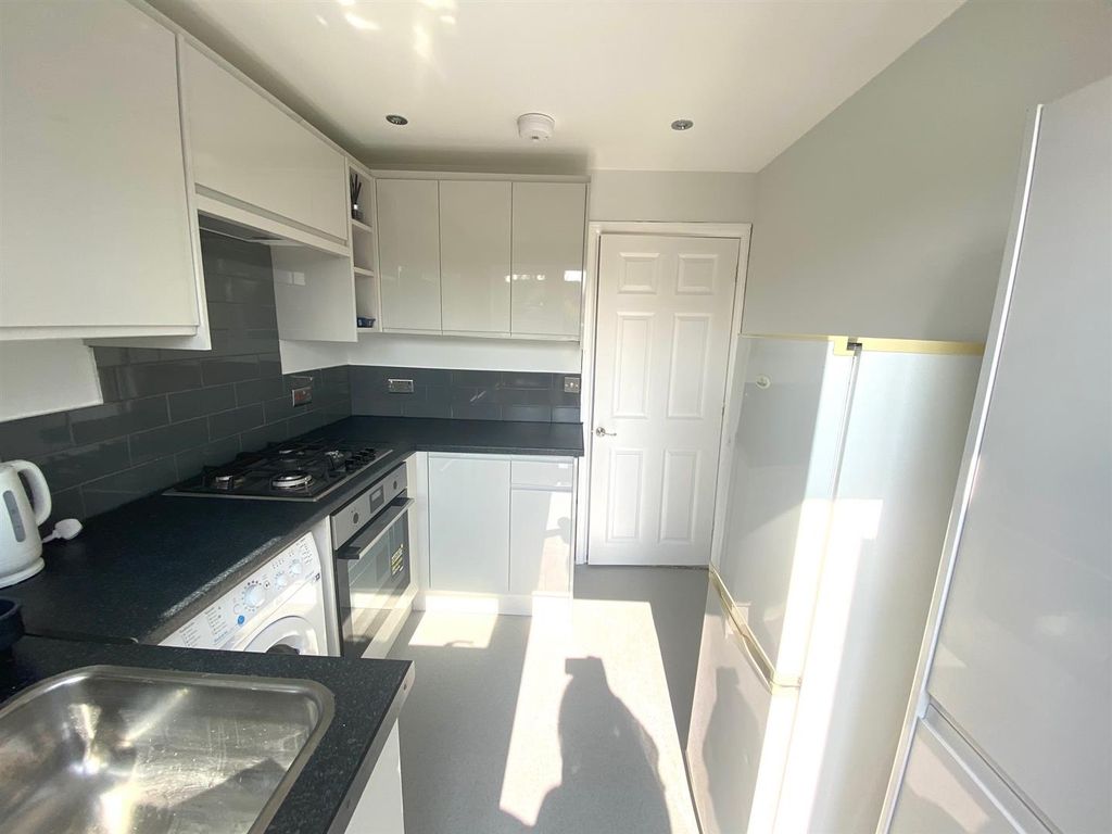 Property photo 3 of 16 Kitchen 2.Jpg