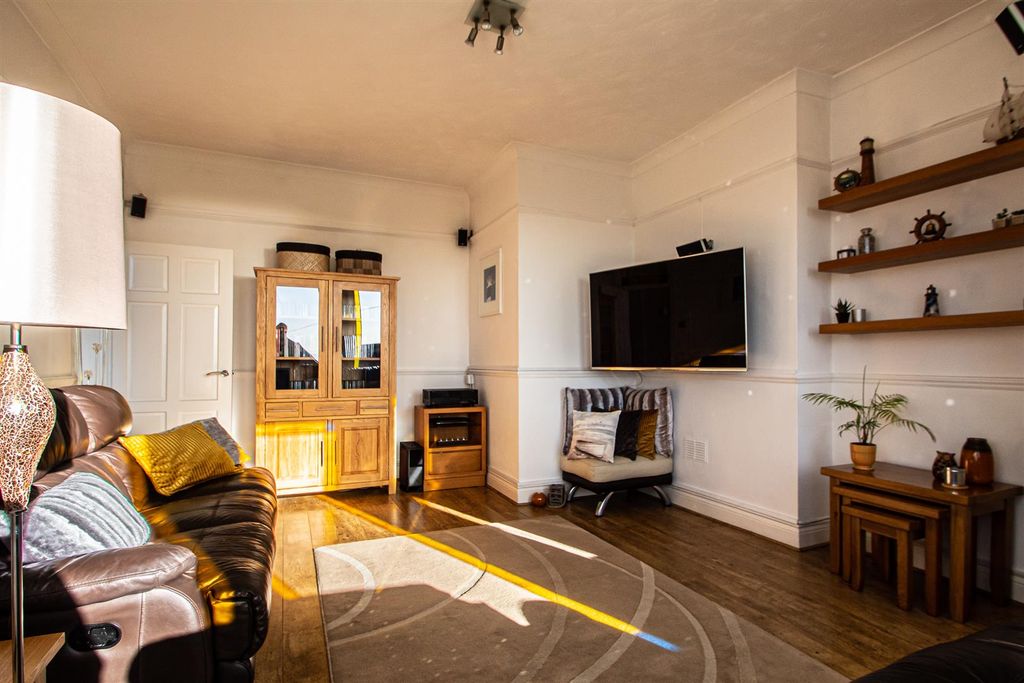 Property photo 3 of 11 Lounge