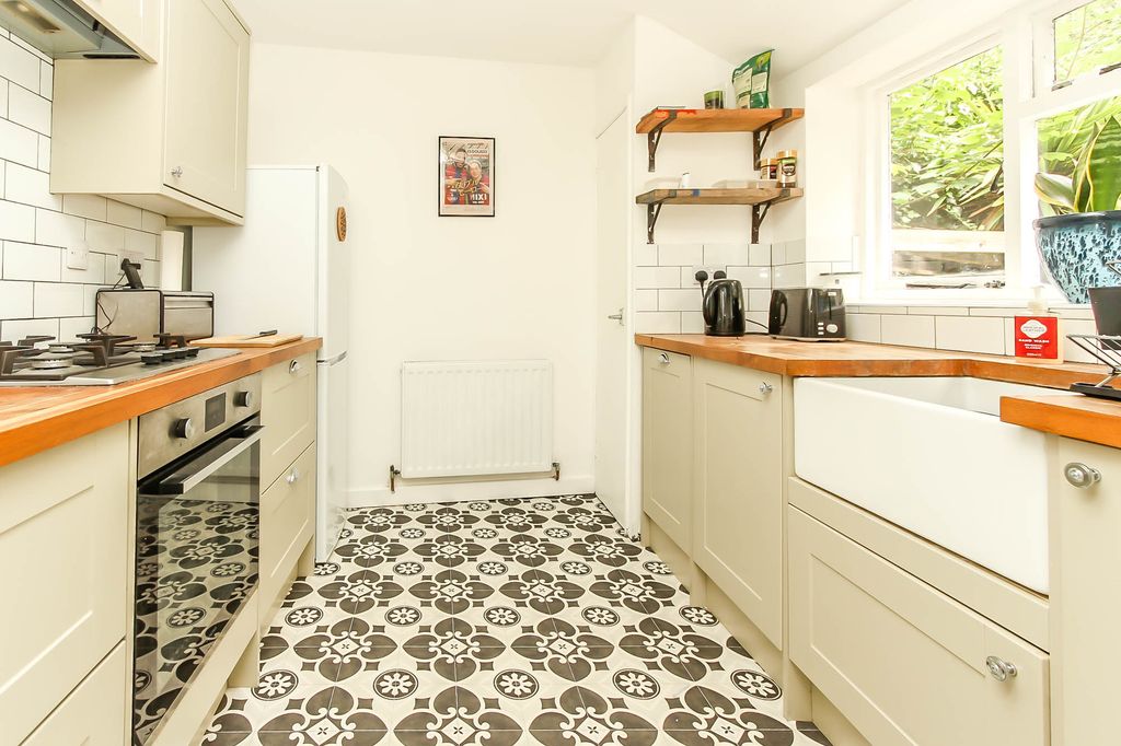 Property photo 2 of 9 Kitchen
