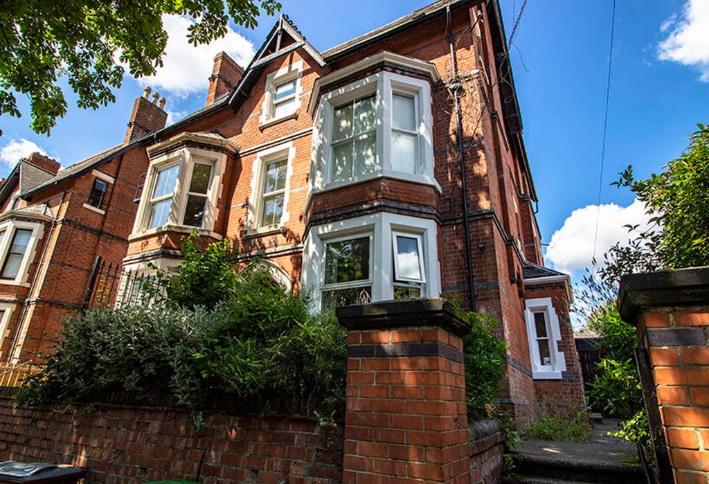 Property photo 1 of 5 Charming Front View Of A Beautifully Maintained Vi...