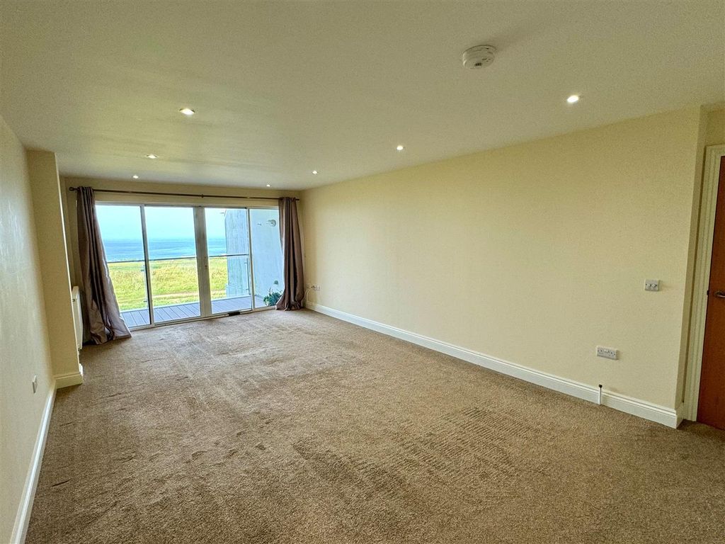 Property photo 2 of 12 19 Bredon Court Lounge