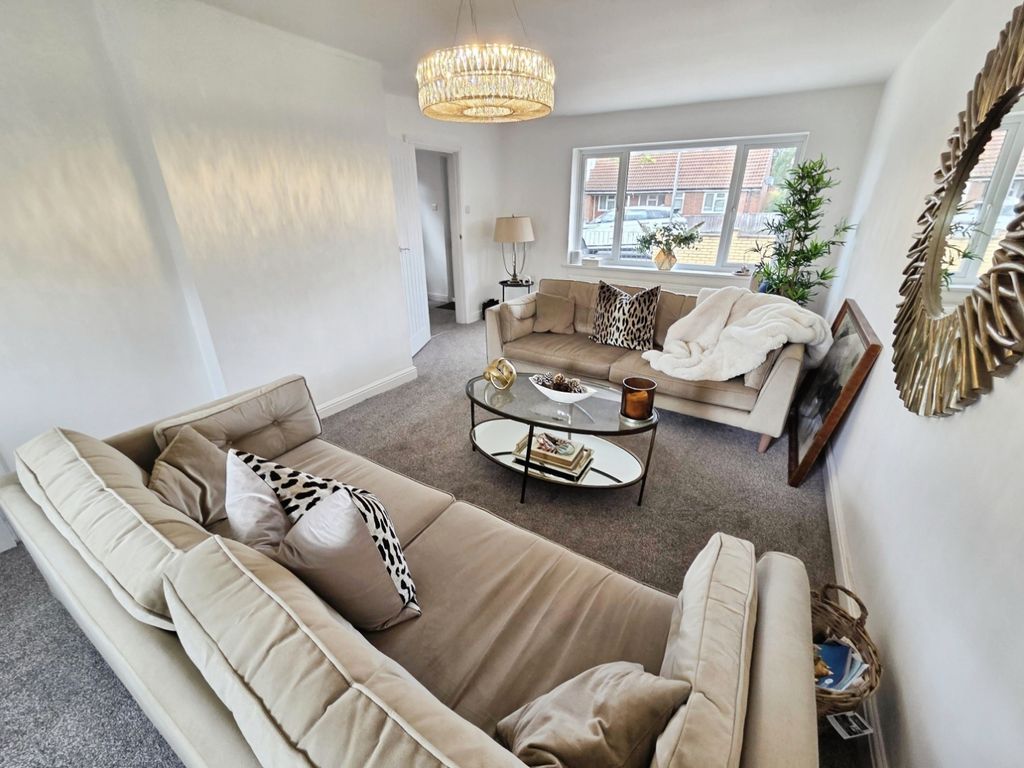 Property photo 3 of 17 Pbox-Living_Room-329764.Jpg