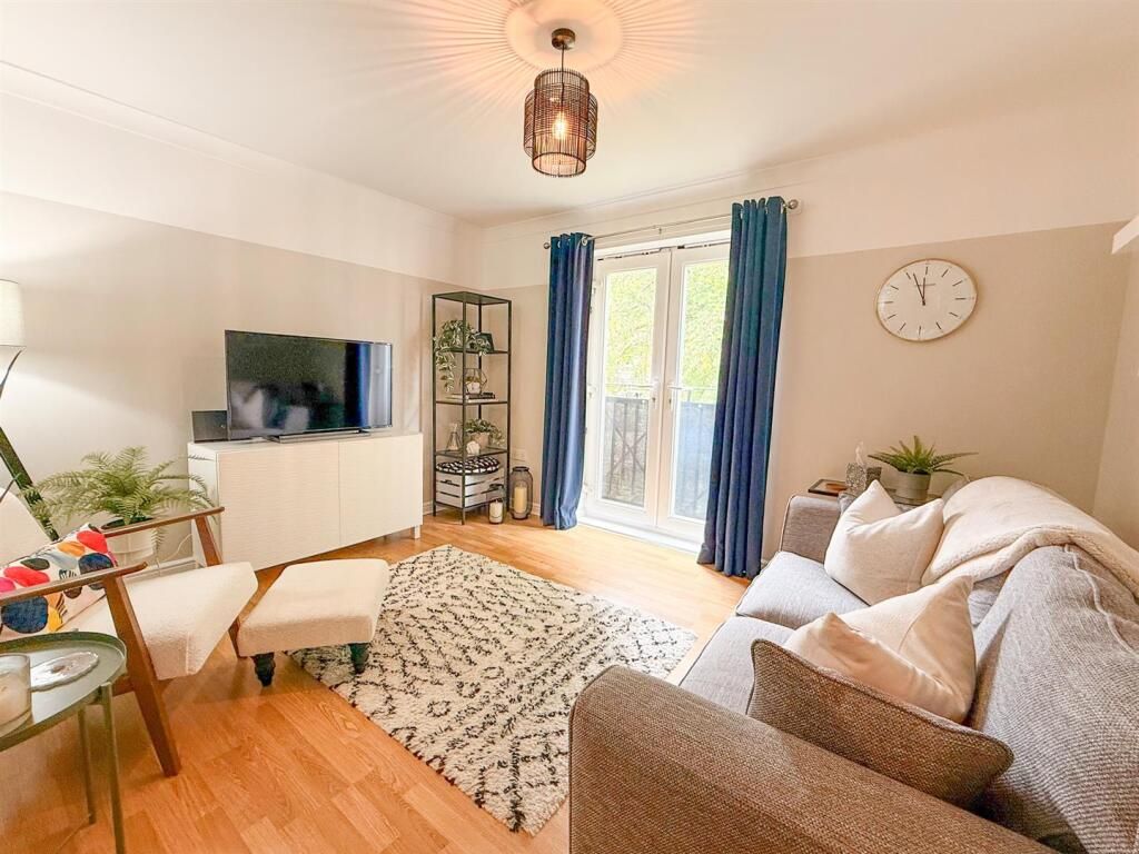 Property photo 1 of 6 3 Bed Flat To Rent Highclere St, London Se26