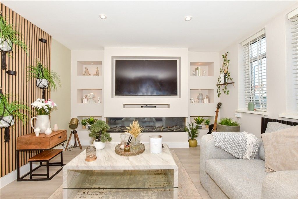 Property photo 1 of 14 Lounge