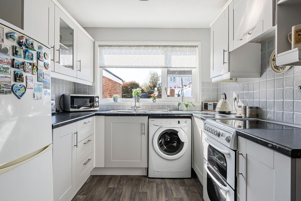 Property photo 3 of 19 Kitchen