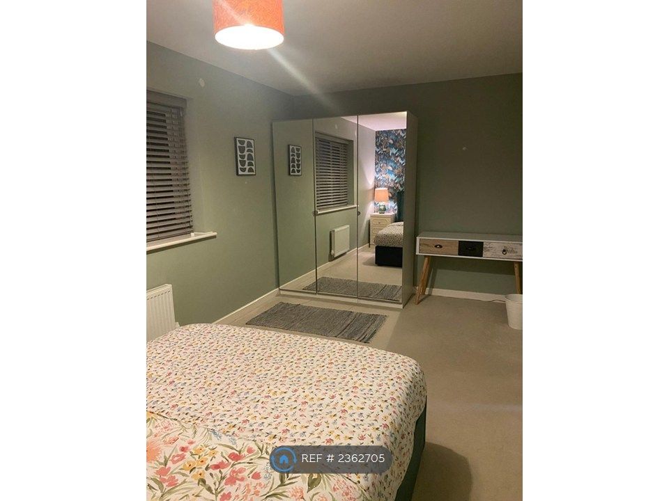 Property photo 3 of 8 Main Large Bedroom