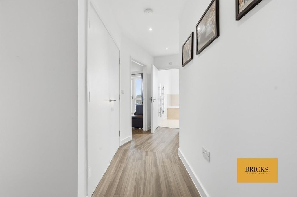 Property photo 2 of 21