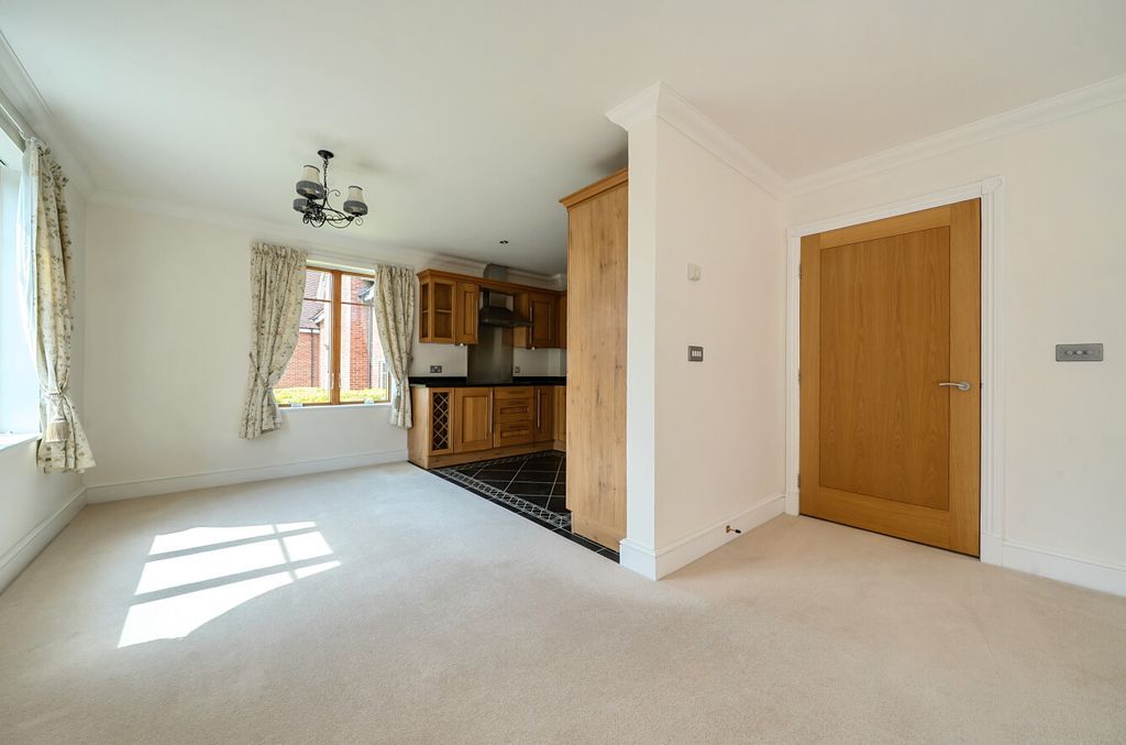 Property photo 3 of 14 1335381-11-689357...