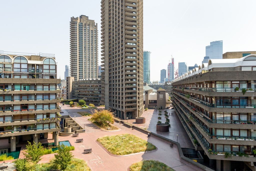 Property photo 2 of 35 10939 - Shakespeare Tower Barbican-2.Jpg