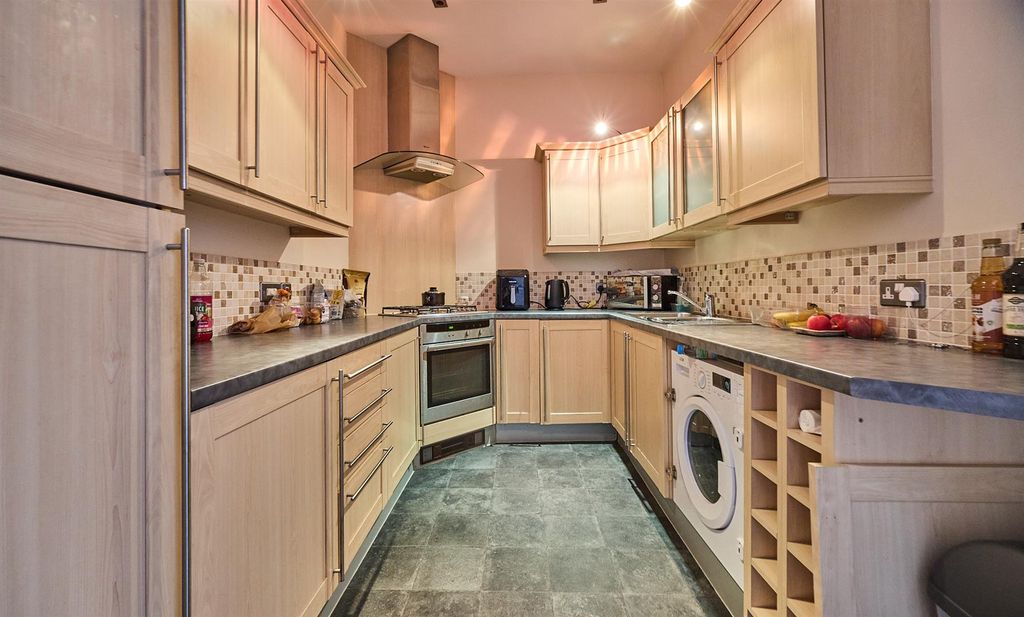 Property photo 2 of 6 Fitted Kitchen