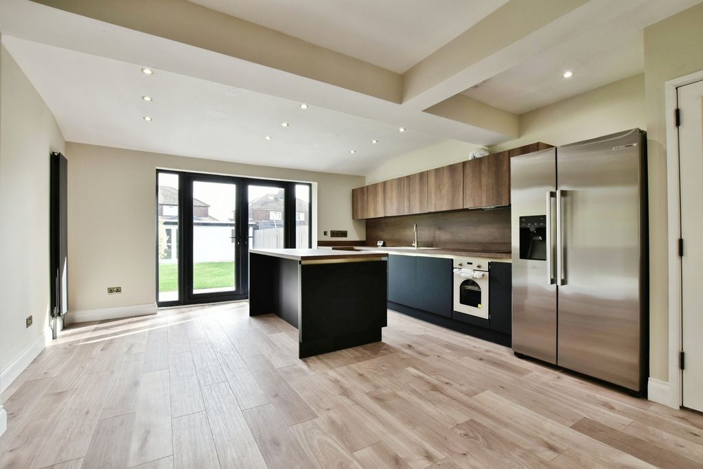 Property photo 3 of 23 Pbox-Img.Jpg