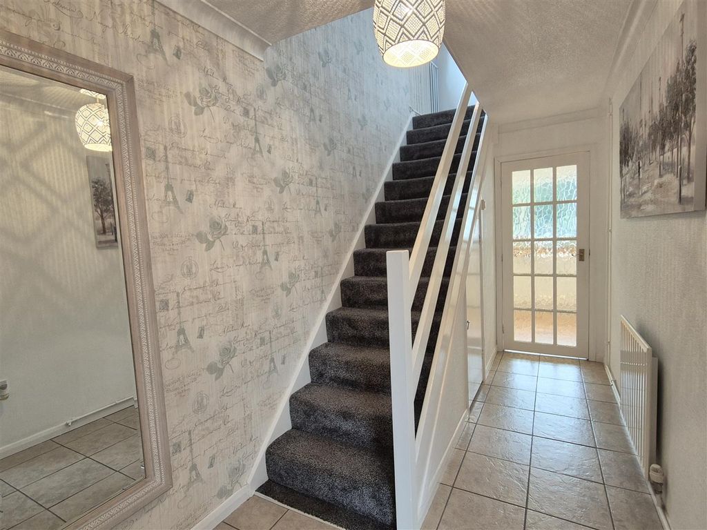 Property photo 3 of 25 Entrance Hall