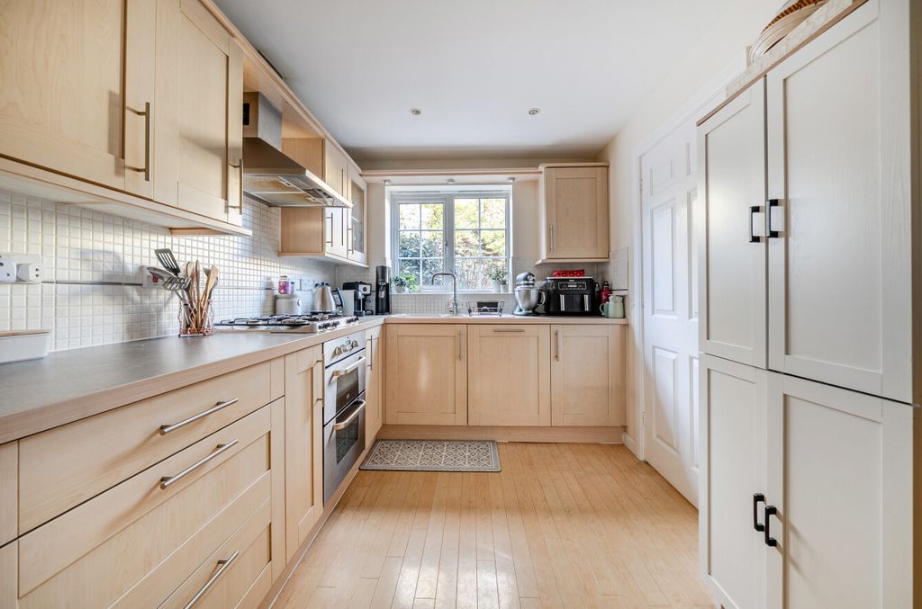 Property photo 3 of 12 1383932-24-6925Aa...