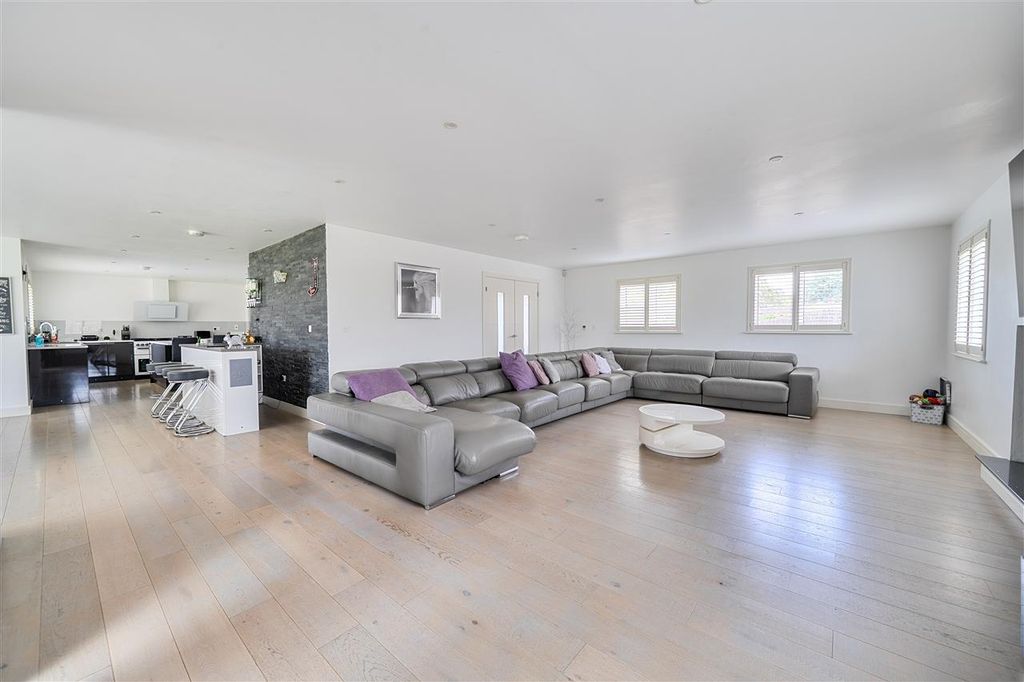 Property photo 2 of 33