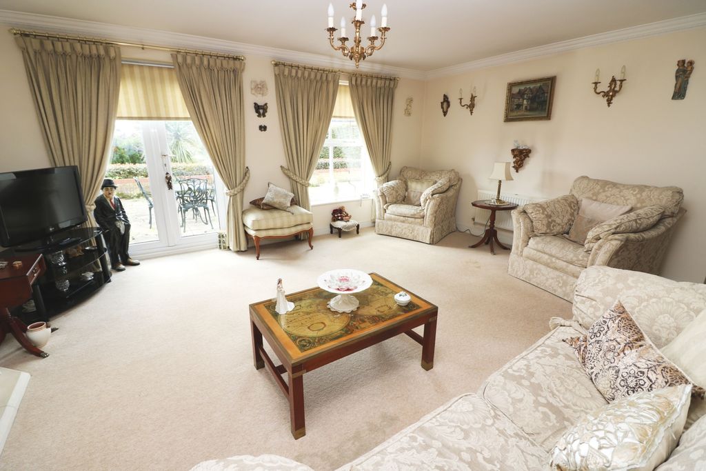 Property photo 2 of 13 Lounge