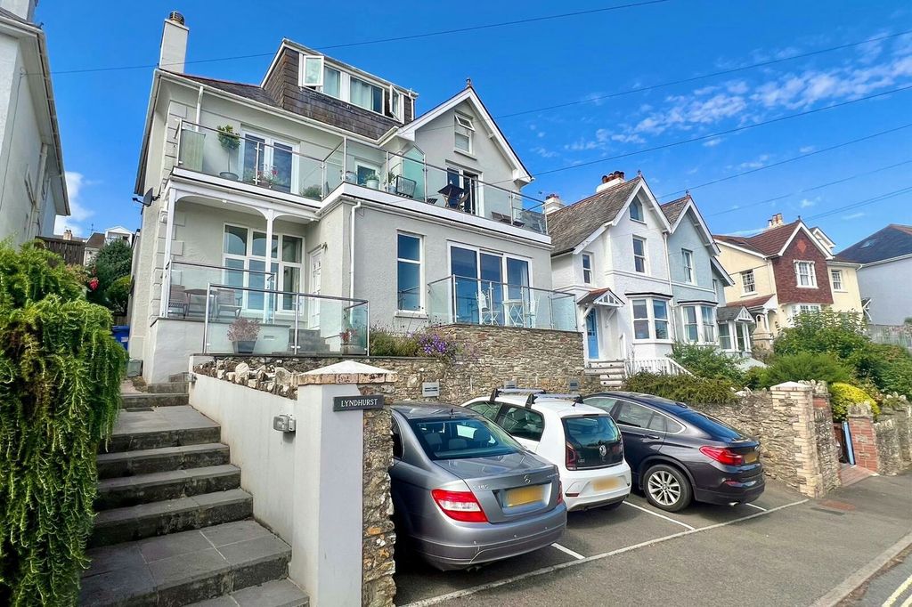 Property photo 1 of 17 Lyndhurst