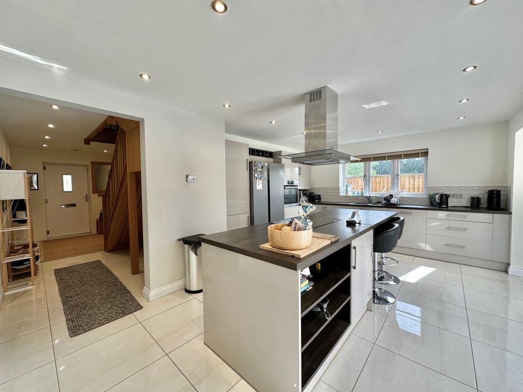 Property photo 3 of 10 Kitchen