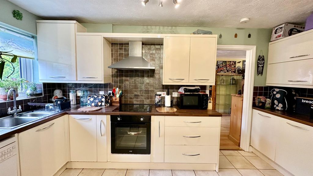 Property photo 3 of 28