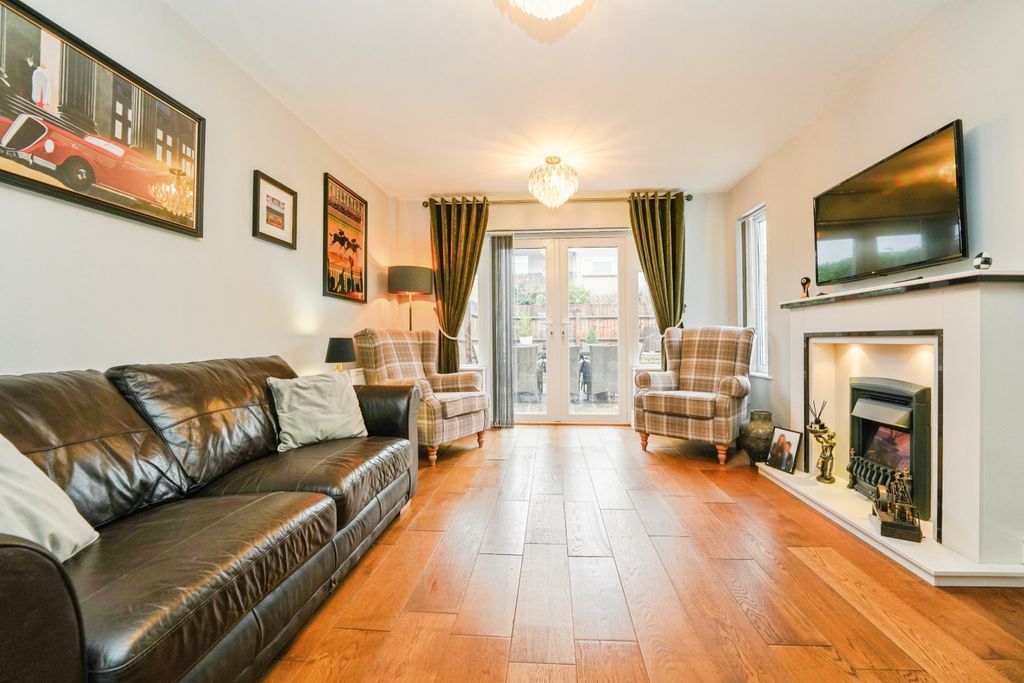 Property photo 3 of 20 Lounge