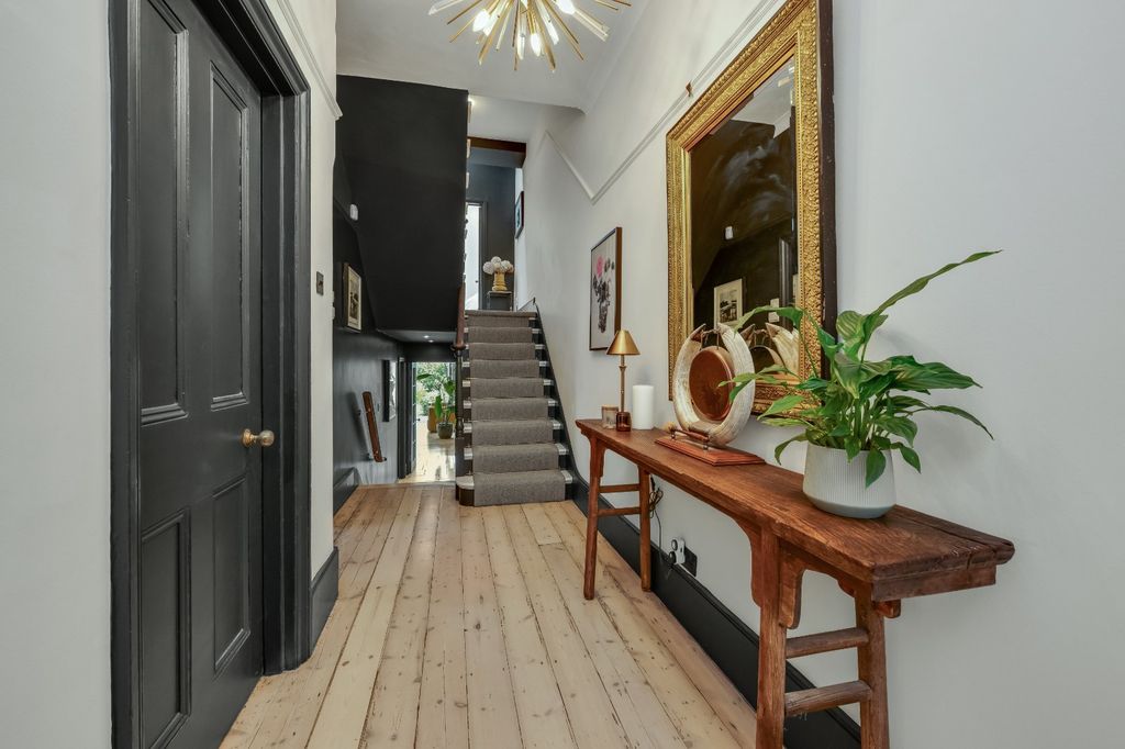 Property photo 3 of 32 Entrance Hall
