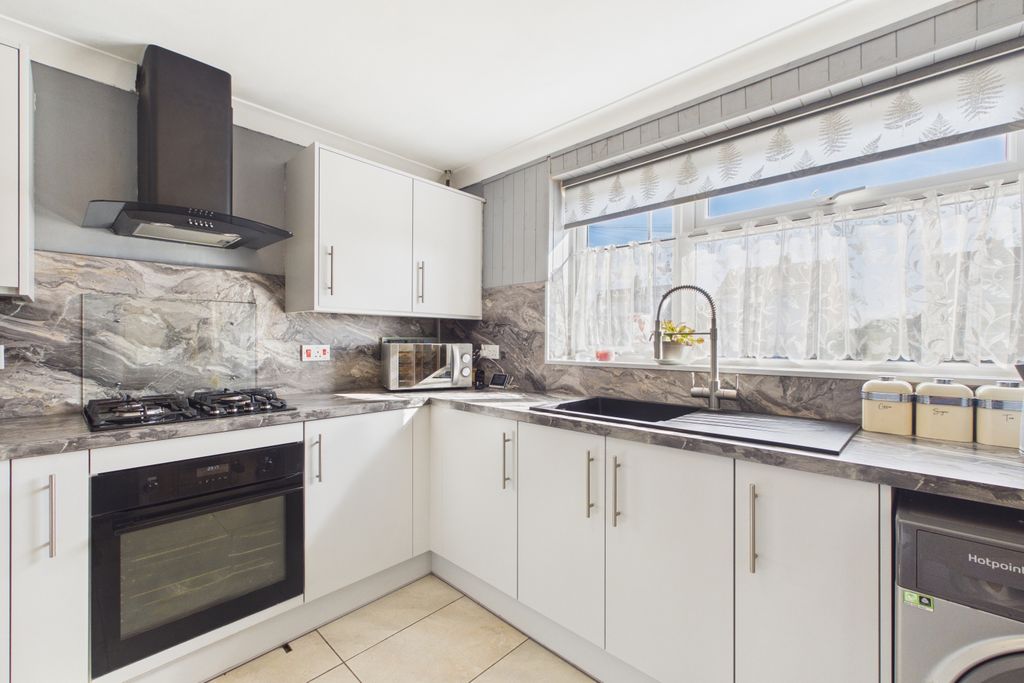 Property photo 3 of 18 Ewemove Spalding - Chaucers Way - Kitchen