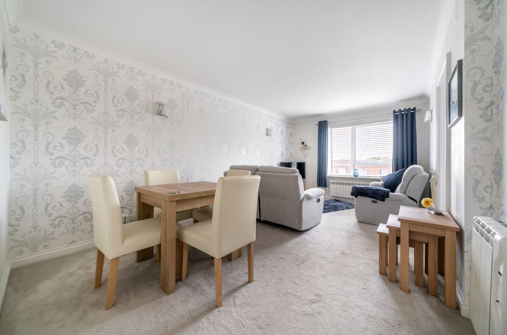 Property photo 3 of 11 Lounge1