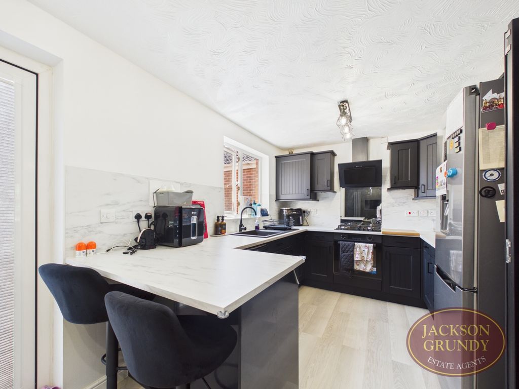 Property photo 2 of 17 Crome Close
