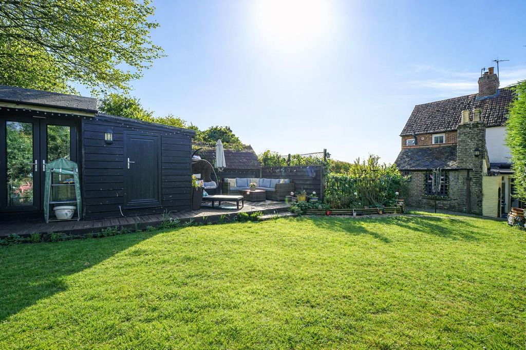 Property photo 1 of 28 A7E5F933-048F-43E1-B66d-1Fa2721F1E1F.Png