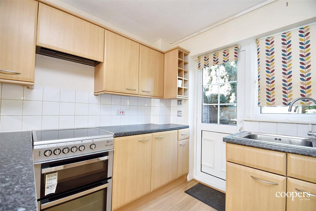 Property photo 2 of 9 Kitchen