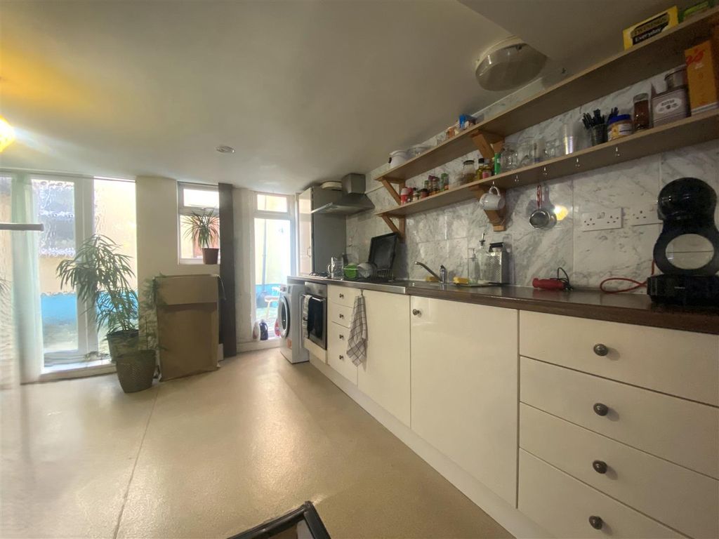 Property photo 2 of 10 Kitchen 8.Jpeg