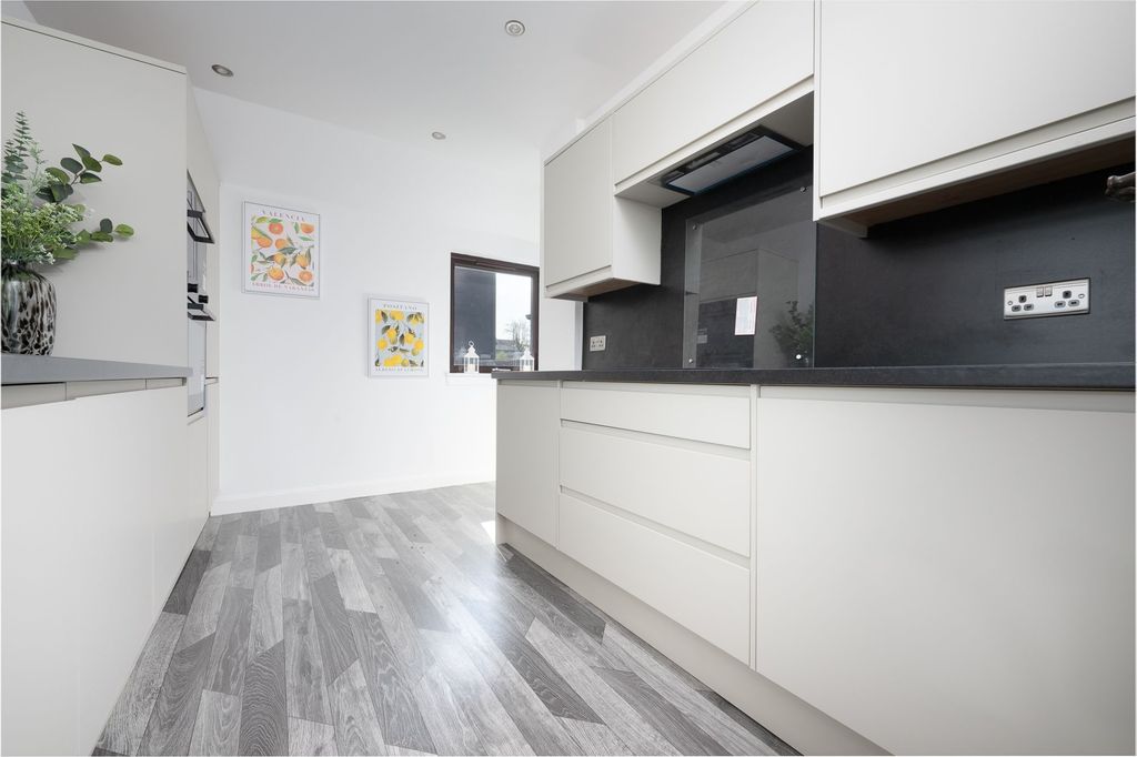Property photo 2 of 32