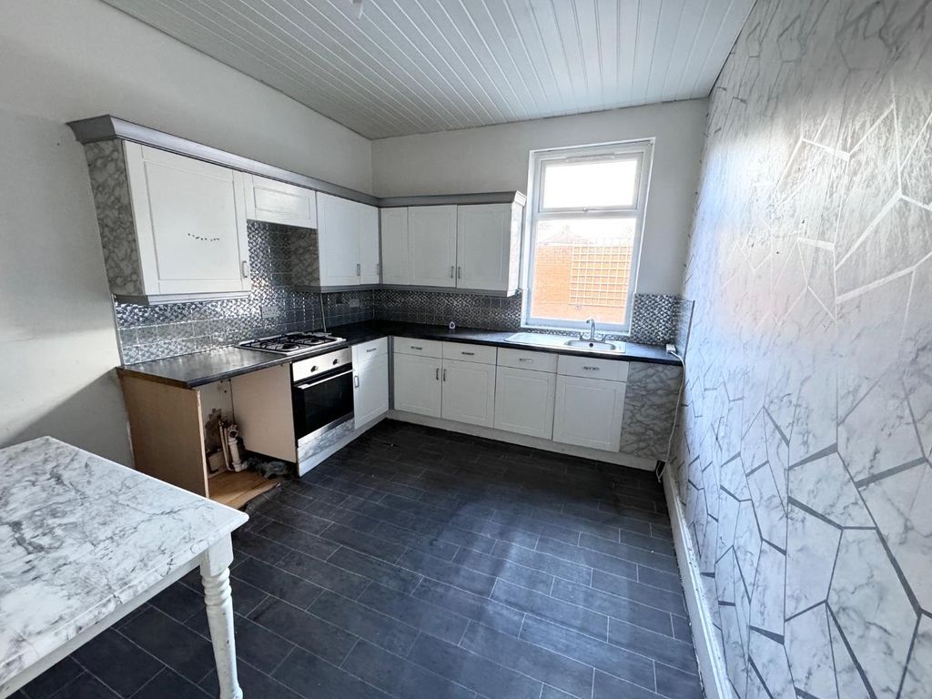 Property photo 3 of 10 Kitchen