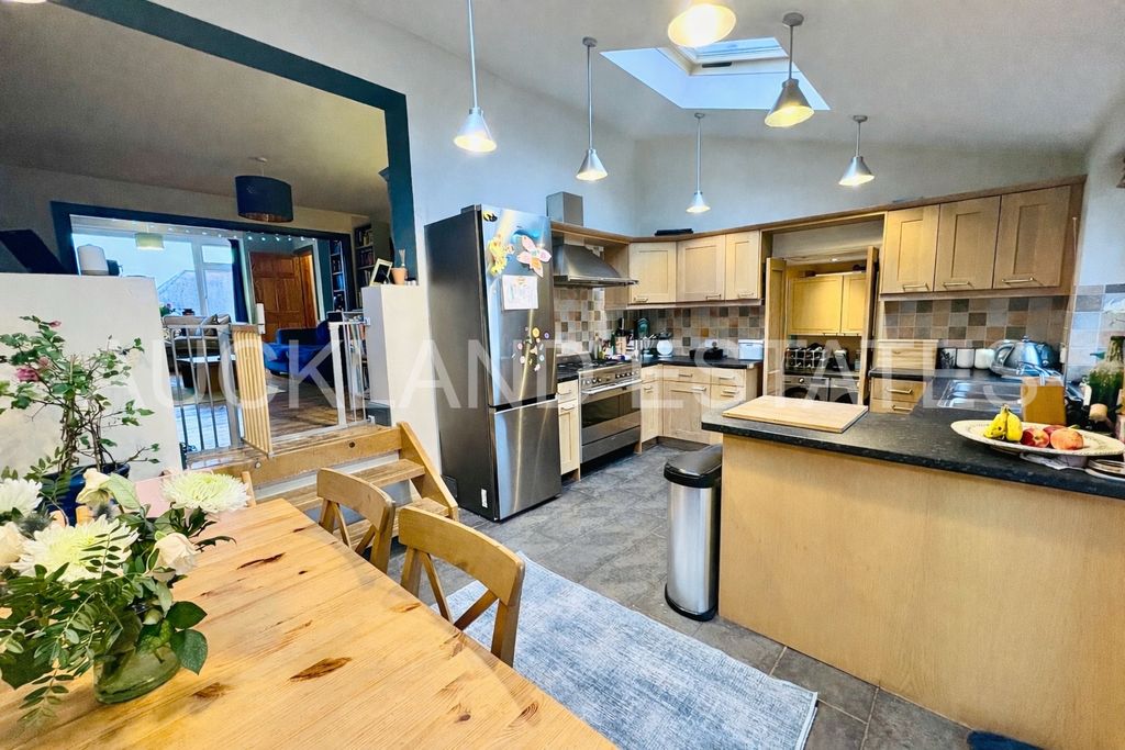 Property photo 3 of 27 Ec140B12-8760-4958-Ba25-4d6B9Fecf4d4